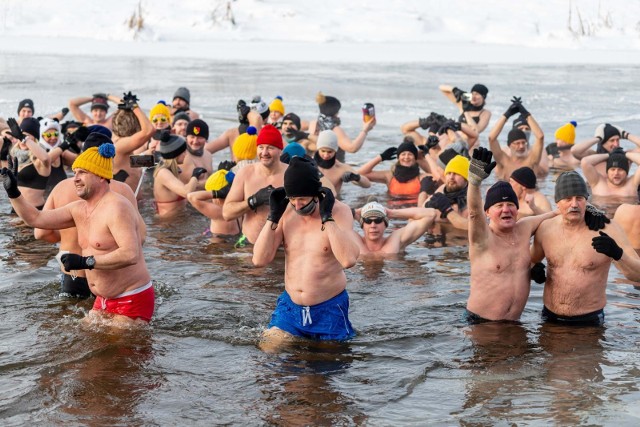 W Wasilkowie, w dolinie rzeki Supraśl w niedzielę, w dwóch grupach 80 osób (o godzinie 7. - 20 osób i o godzinie 13 – ok. 60 osób) zażywało kąpieli