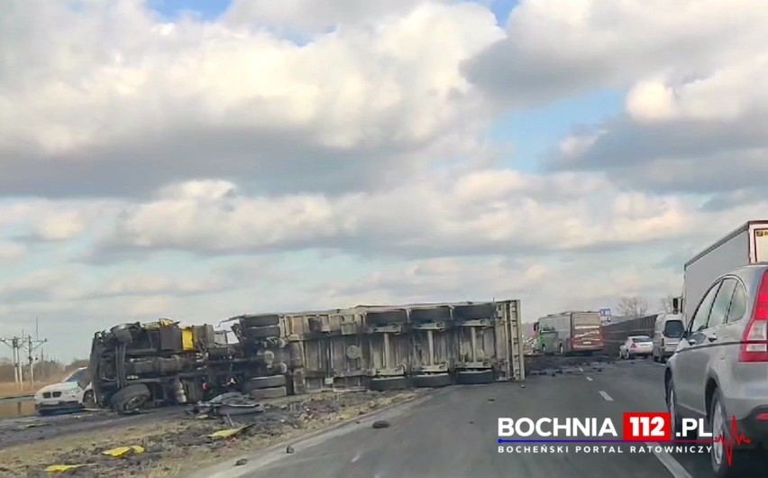 Wypadek tira przewożącego węgiel na autostradzie A4 między...