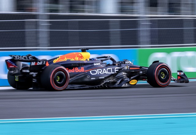 Bolid Red Bull Racing z Maxem Verstappen za kierownicą podczas kwalifikacji sprinterskich Grand Prix Miami na Florydzie (USA)
