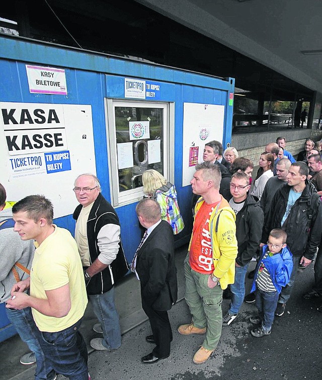 Pod kasą Spodka nie brakuje chętnych na zakup biletów MŚ