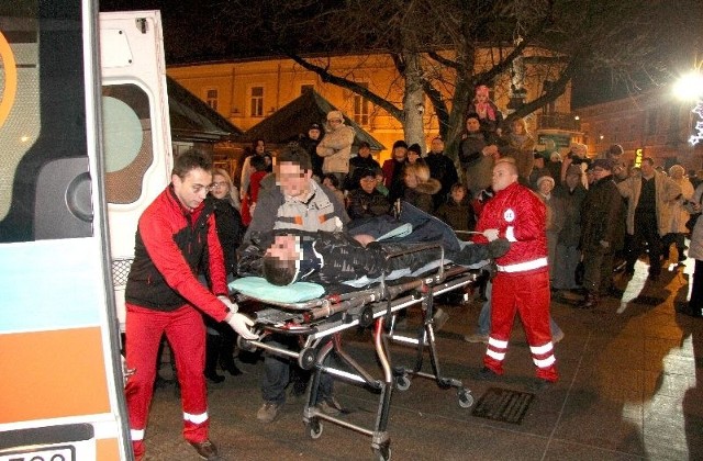 16-latek który miał rzucać petardy w środek bawiącego się tłumu na Rynku w Kielcach został pobity przez nieza-dowolonych z jego wyczynu uczestników zabawy. Karetka od-wiozła chłopaka do szpitala.