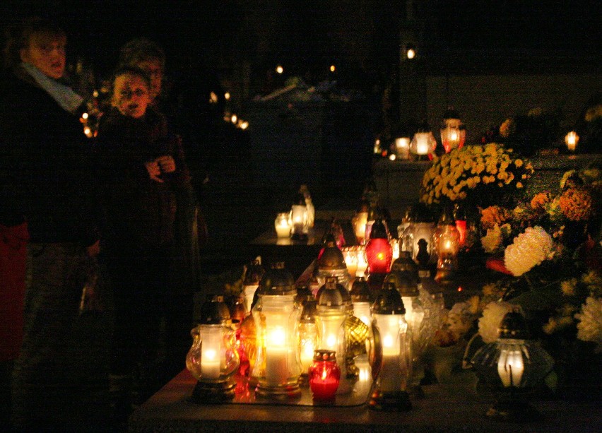 Nowy Sącz. Cmentarz przy ulicy Rejtana nocą [ZDJĘCIA]