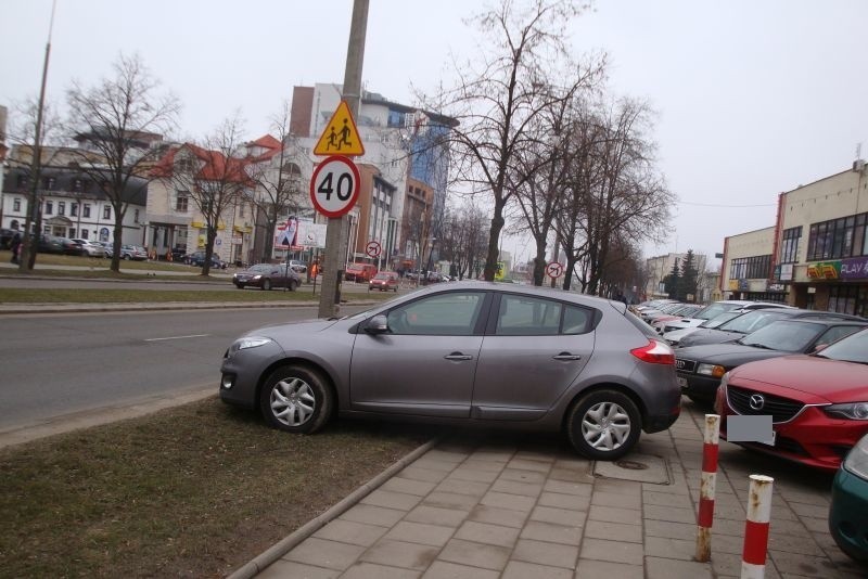 Renault megane uniemożliwia przejście chodnikiem. Pozostaje...