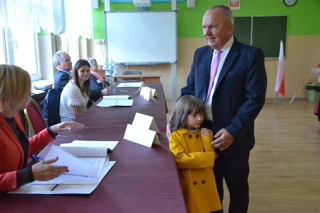 Wójtowi Tadeuszowi Wiewiórskiemu podczas głosowania towarzyszyła wnuczka Lena