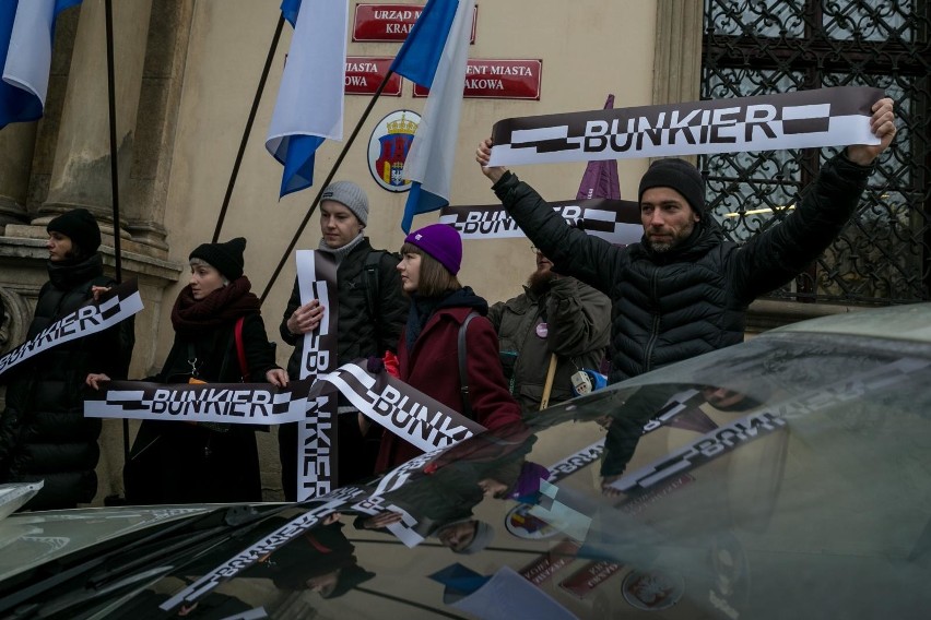 Protest artystów i aktywistów przeciwko łączeniu galerii Bunkier Sztuki i MOCAK-u [ZDJĘCIA]