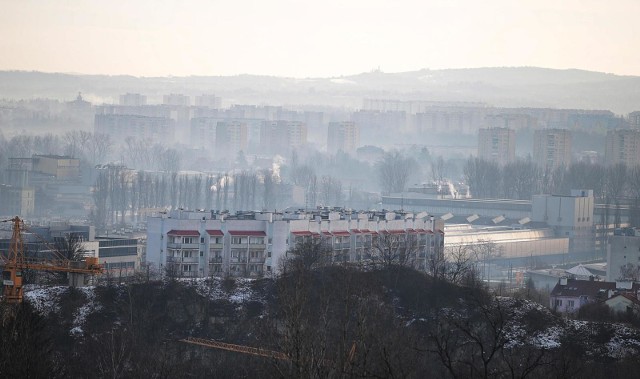 Takich widoków w teorii powinniśmy już nie mieć. Jak będzie tej zimy, zobaczymy. Wokół Krakowa wciąż kopcą sąsiednie gminy