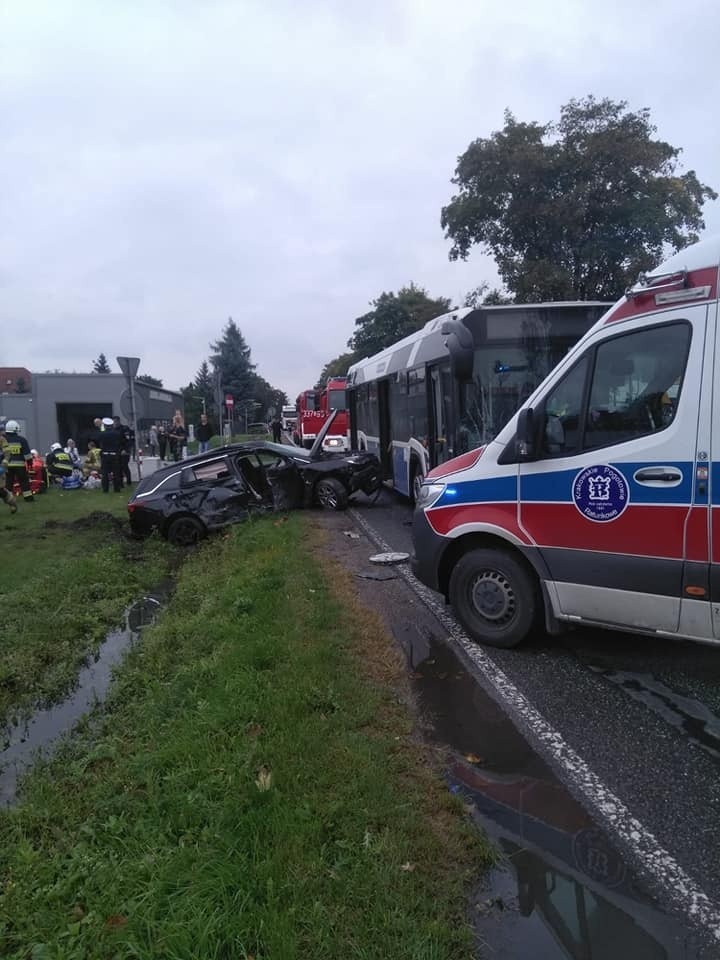 Wypadek w Balicach na drodze wojewódzkiej. Autobus zderzył się samochodem osobowym. Są ranni 