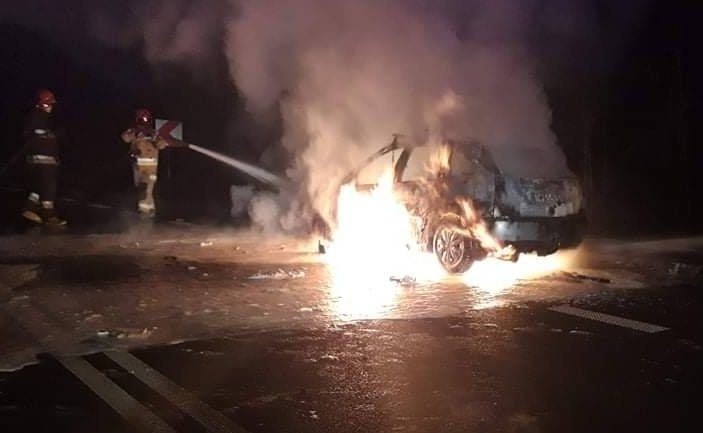 Strażacy ugasili płonący samochód w gminie Magnuszew przy zjeździe na Studzianki