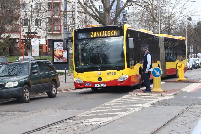 Samochód osobowy zaparkował zbyt blisko przejścia dla pieszych, blokując pas ruchu. Przeszkody nie mógł ominąć kierowca miejskiego autobusu.