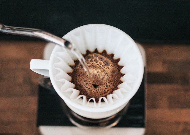 W fusach z kawy znajduje się dużo większa dawka kofeiny niż w zaparzonej kawie. Pijąc kawę i dodatkowo jedząc fusy możemy doprowadzić do przedawkowania kofeiny.