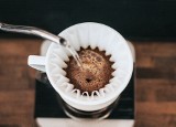 Czy można jeść fusy z kawy? Sprawdź, zanim je wyrzucisz. Poznaj właściwości ziaren kawy. Dla kogo są bezpieczne, a kto powinien ich unikać?