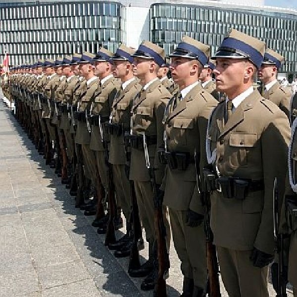 Dzień 15 sierpnia - Święto Wojska Polskiego i Wniebowzięcie Najświętszej Maryi Panny - jest zgodnie z ustawą Sejmu Rzeczpospolitej Polskiej z dnia 30 lipca 1992 dniem wolnym od pracy. Jest zatem kolejnym dniem, dzięki któremu mamy w Polsce długi weekend