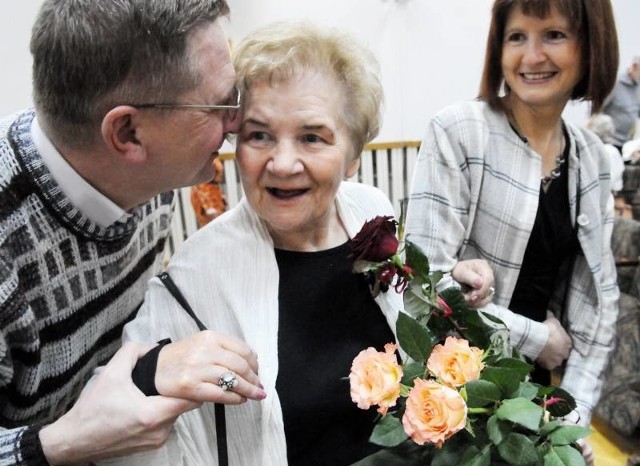 Gratulacje Eugenii Pawłowskiej (w środku) składają : Roman Jakowski i Lidia Kurzawa