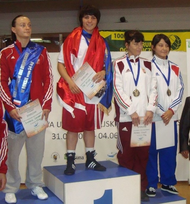 Sandra Drabik (z lewej) zdobyła "srebro&#8221; na Mistrzostwach Unii Europejskiej w boksie
