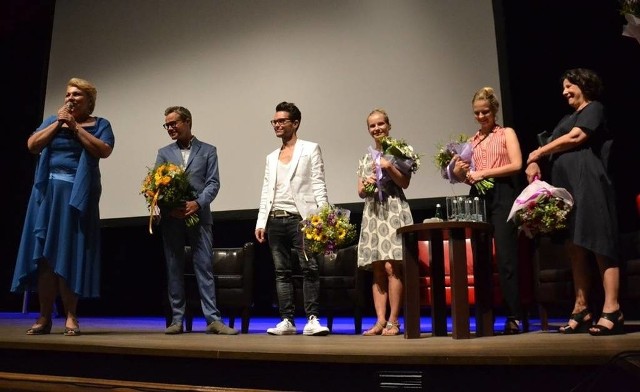 Tomasz Wasilewski (trzeci od lewej), autor scenariusza i reżyser filmu podkreśla we wszystkich wywiadach, że że inspiracja do powstania filmu była jego rodzinny Inowrocław. Na specjalną premierę przybył z odtwórcami głównych ról: Małgorzatą Cielecką, Martą Nieradkiewicz, Dorotą Kolak i Łukaszem Simlatem.