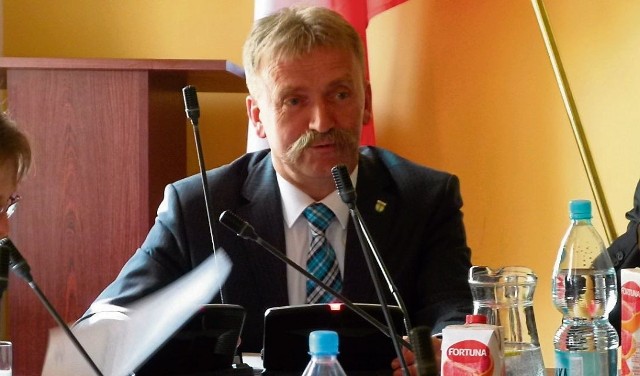 Zdaniem burmistrza Krzysztofa Kalińskiego oraz podległych mu pracowników zwroty unijnych dotacji związane są m. in. ze zmieniającymi się interpretacjami zapisów prawa o zamówieniach publicznych