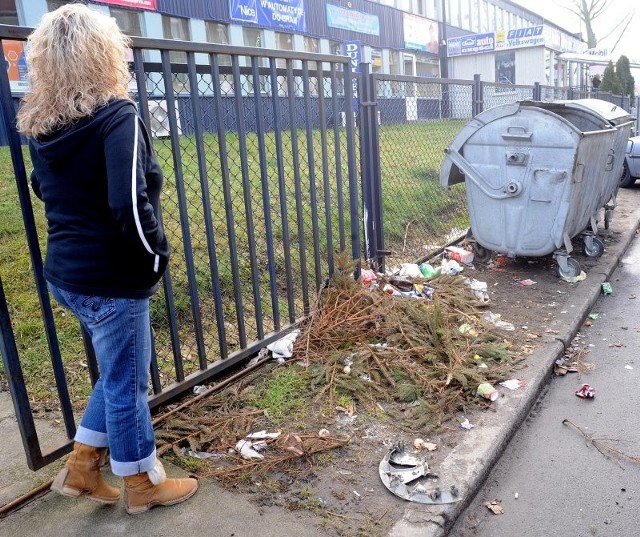 - Codziennie przed oknami firmy mam taki widok - mówi Anna Saudan. - Nie raz już odpowiadałam na pytania klientów, dlaczego nie dbam o swój śmietnik. A przecież on nie jest mój.