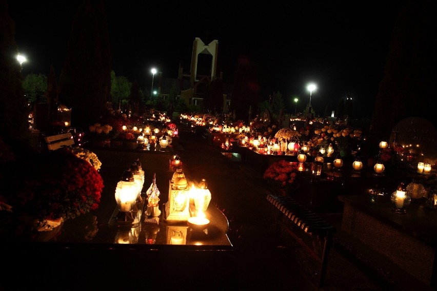 Ostrołęckie cmentarze nocą (zdjęcia, wideo)