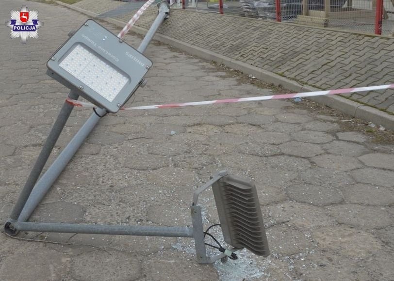 W Zamościu pijana kobieta próbowała wjechać na parking. Uszkodziła znak i latarnię