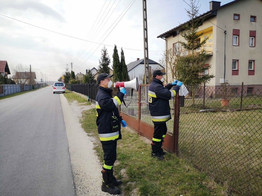 Strażacy z Ochotniczej Straży Pożarnej w Seceminie zachęcają...