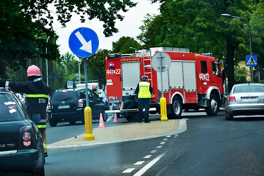 Drogowy pech dwóch małżeństw. Poszkodowanych ratowali strażacy