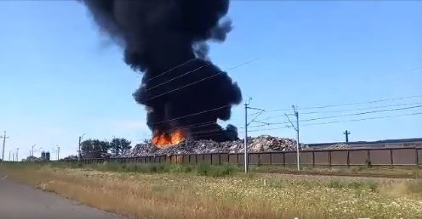 Znowu płonie wysypisko śmieci w Przysiece. 36 zastępów walczy z ogniem. Akcja gaszenia potrwa co najmniej do poniedziałku 