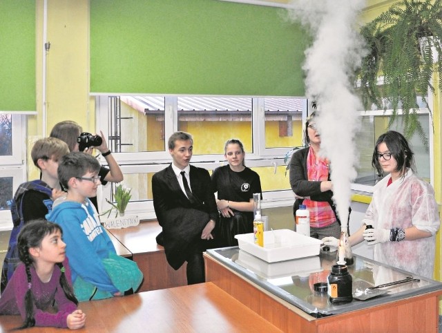 Na zwiedzających uczniów szkół podstawowych czekały eksperymenty chemiczne i fizyczne