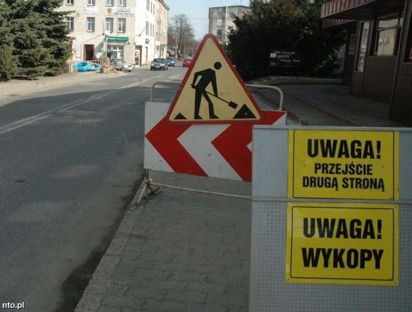 Do połowy lipca na drogach w centrum Olesna będą prowadzone prace. Wiąże się to z utrudnieniami dla kierowców.  (fot. Mirosław Dragon)
