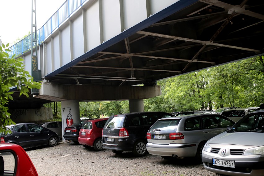 Dziki parking w sąsiedztwie wiaduktu przy ul. Prądnickiej