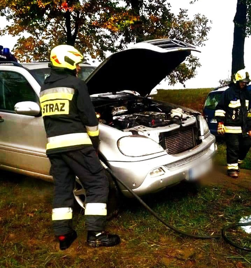 Osobowy mercedes zapalił się podczas jazdy przez Jasienną. Na pomoc ruszyli strażacy