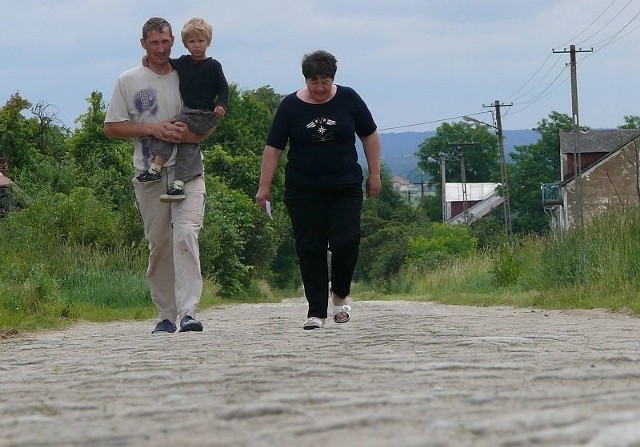 Fragment bruku na powiatówce w Ziemblicach. We wrześniu ubiegłego roku samorządy podpisały umowę o współfinansowaniu inwestycji.