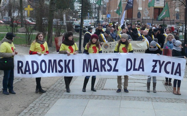 Ulicami Radomia przeszedł w sobotę Marsz dla Życia. Wzięło w nim udział ponad 100 osób, członków organizacji broniących życia, Rycerze Kolumba, członkowie Duszpasterstwa Akademickiego, ludzie z Ruchu Światło - Życie, Młodzież Wszechpolska.