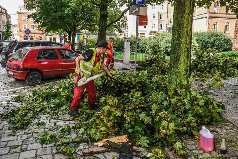 Gwałtowna burza w Poznaniu zniszczyła wyposażenie na Rynku