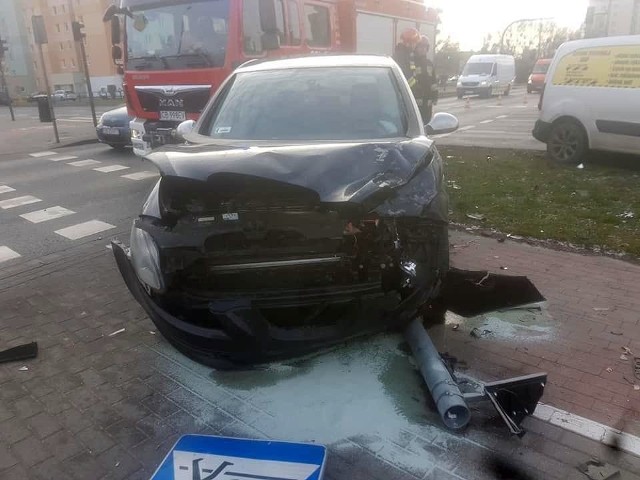 Na rondzie Skrzetuskim w Bydgoszczy doszło do zderzenia dwóch samochodów osobowych. Do wypadku doszło przed godz. 10.00. Jeden z kierowców został odwieziony do szpitala. Jeden z kierowców skarżył się na bóle, interweniował zespół ratownictwa medycznego. Ostatecznie poszkodowany kierowca został odwieziony do szpitala. To kolejne zdarzenie drogowe, do którego doszło dziś w Bydgoszczy. Przypomnijmy, że wcześniej na Wojska Polskiego zderzyły się trzy auta. Tam, na szczęście, nikomu nic się nie stało. Z kolei rano w Pawłówku doszło do śmiertelnego wypadku. Kierowca osobówki wbił się pod samochód ciężarowy. Więcej zdjęć z wypadku >>>Stop Agresji Drogowej. Odcinek 5