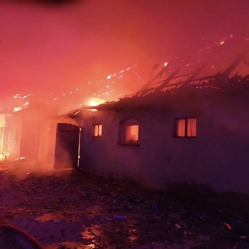 Dołęgi gmina Szczuczyn. Pożar budynku gospodarczego: duże straty, ranny mężczyzna [ZDJĘCIA]