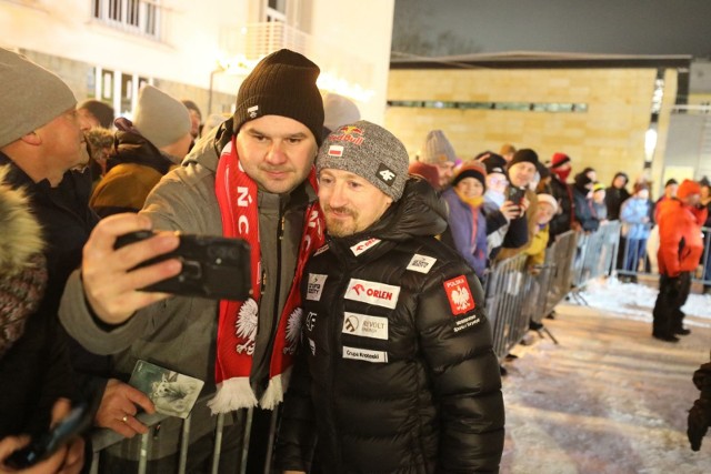 Największym zainteresowaniem fanów na Rynku w Wiśle cieszył się Adam Małysz  Zobacz kolejne zdjęcia. Przesuwaj zdjęcia w prawo - naciśnij strzałkę lub przycisk NASTĘPNE