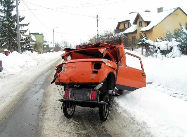 Maluch spadł z dwukołowego wózka wprost na stojącego na poboczu mercedesa.