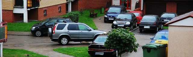 Pietkiewicza 13, TBS: kierowcy parkują samochody na trawnikach i chodnikach