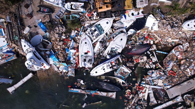 Po przejściu huraganu, w kurorcie Acapulco panuje chaos. Ucierpiało ponad 220 tys. domów, w tym 80 proc. hoteli