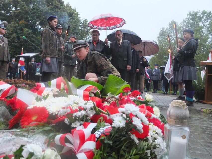 Uroczystości pod pomnikiem na Placu Wolności.