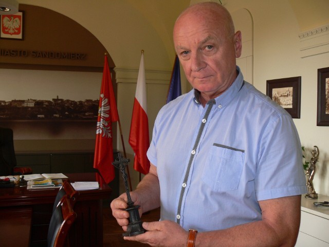 Burmistrz Marek Bronkowski  zapewnił, że zarówno sztandar, jak i krzyż zostaną umieszczone w godnym miejscu, w Ratuszu.