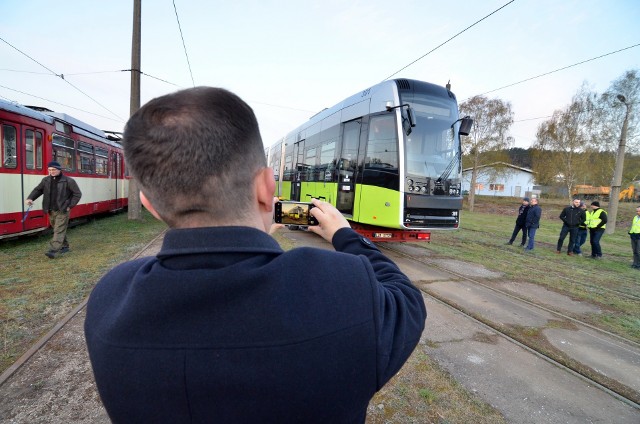 Prezes MZK Roman Maksymiak i prezydent Jacek Wójcicki już jechali nowym tramwajem. Zwykłym gorzowianom - na razie - pozostają zdjęcia.