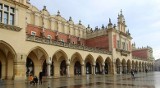 Kraków. Napis "Duda 2020" na Sukiennicach. Sprawca zniszczenia zabytku w rękach policji