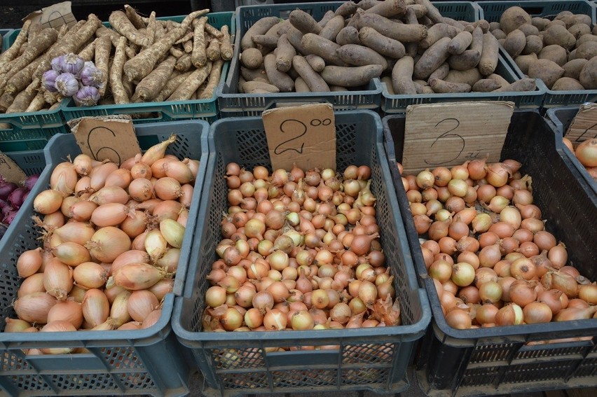 Piątkowy targ w Stalowej Woli. Jakie ceny owoców i warzyw? Zobacz zdjęcia