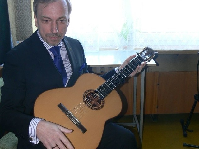 Minister kultury w Skarżysku udowodnił, że nieobca jest mu gra na gitarze. 