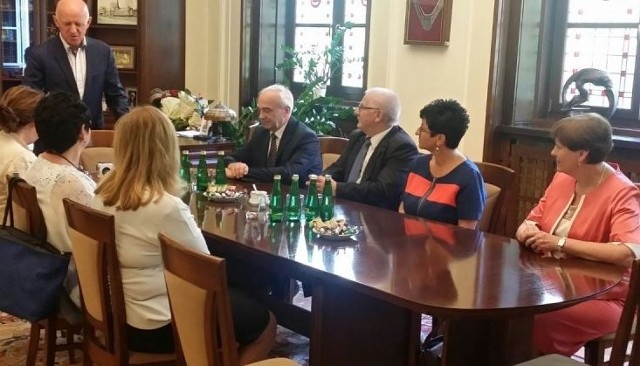 Odchodzący na emeryturę dyrektorzy grudziądzkich szkół podczas uroczystego spotkania z prezydentem Grudziądza, Robertem Malinowskim