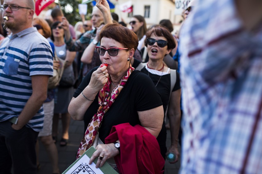 Kolejne protesty pod Wawelem w miesięcznicę pochówku Lecha i...