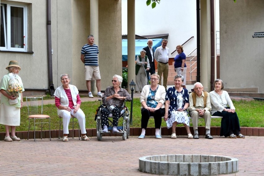Darczyńcy ufundowali altankę i fontannę dla mieszkańców Domu Pomocy Społecznej w Kielcach