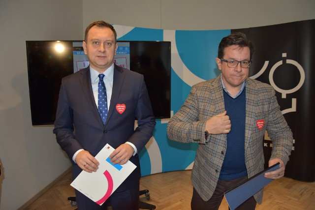 Od lewej wiceprezydent Tomasz Trela i radny Krzysztof Makowski. Liczą, że rząd dotrzyma słowa i rachunki za prąd nie będą wyższe iż przed rokiem.