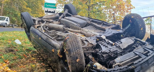 Wypadek w Tychówku na DW163. Dachowało auto